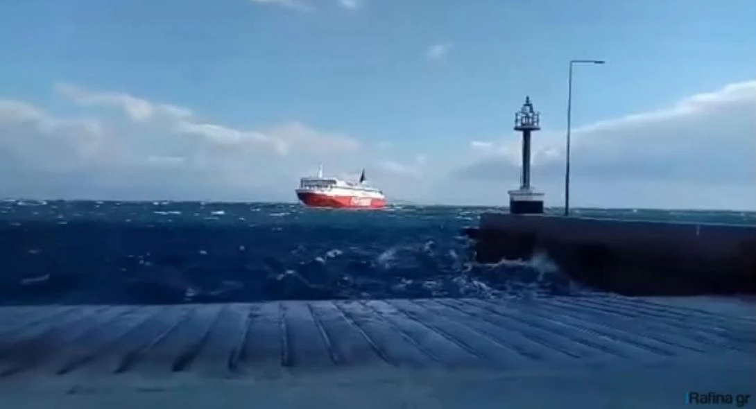 Η συγκλονιστική μάχη του καπετάνιου με τα κύματα για να δέσει το πλοίο στο λιμάνι (βίντεο)